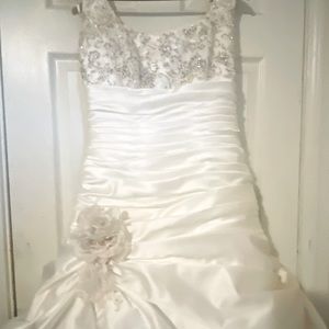 Wedding dress, Maggie Sottero, lrg, corset back,no damage,lovely beading